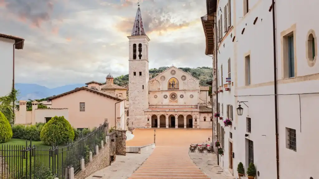vista del Duomo Spoleto, scalinata imponente con in fondo la vista del Duomo e del campanile