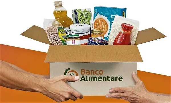 immagine con scatola del banco alimentare sorretta da 2 mani